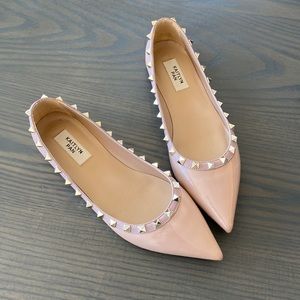 Cute nude shoes worn once size 8.